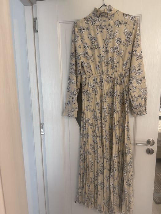 Rochita florala maxi cu maneci lungi si plisata