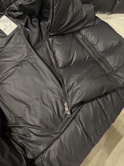 Продам пуховик, куртку Moncler