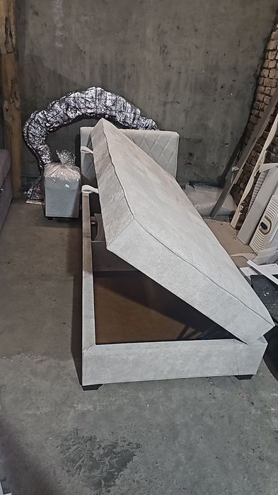 ichki yashikka ega bir kishilik kravat