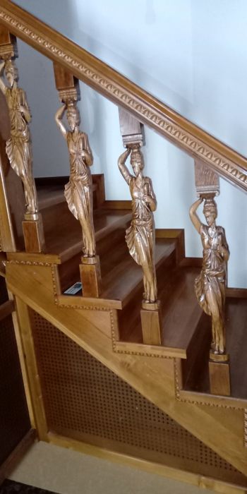 Scara sculptata, balustrada, baluștri, mână curentă.trepte, plinta