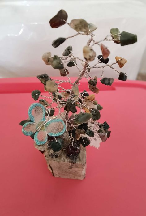 Дръвче от камъчета ахати и постамент кристал