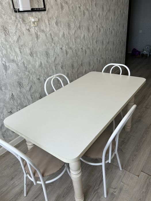 Стол сатылады стулясымен жақсы жағдайда