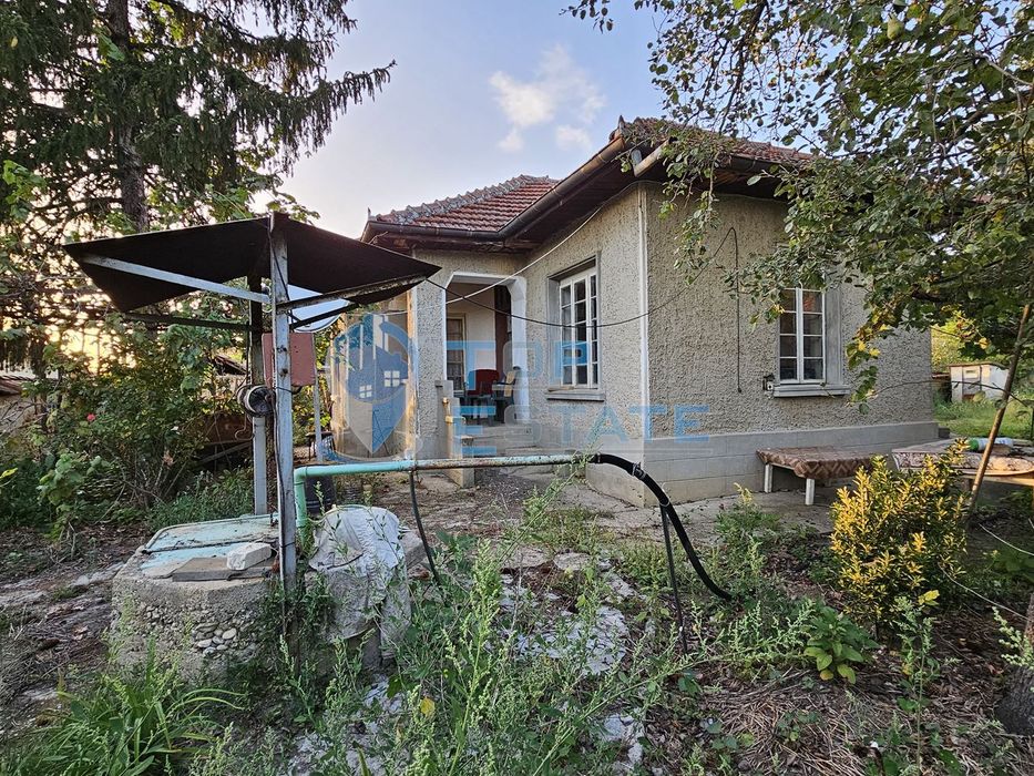 Тухлена къща с голям двор и кладенец в село Писарево