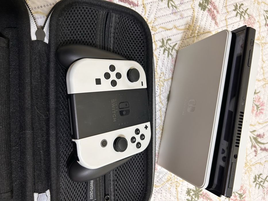Nintendo switch oled white impreuna cu husa de transport originala
