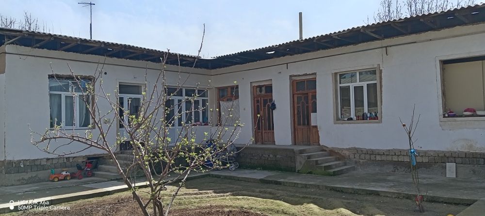 Hovli Sotiladi. Nazarbek Harakat mahalla Safo kafesi roparasidan.