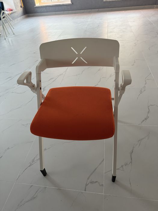 Стулья школьные/офисные.