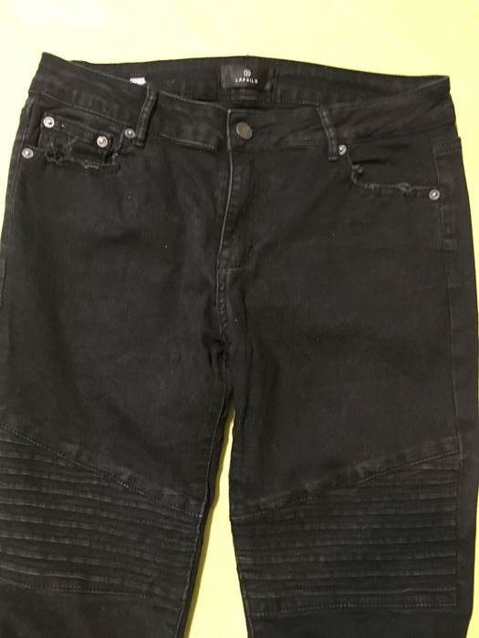 Ефектно поло с голи рамене + черни дънки Л - 11 лв