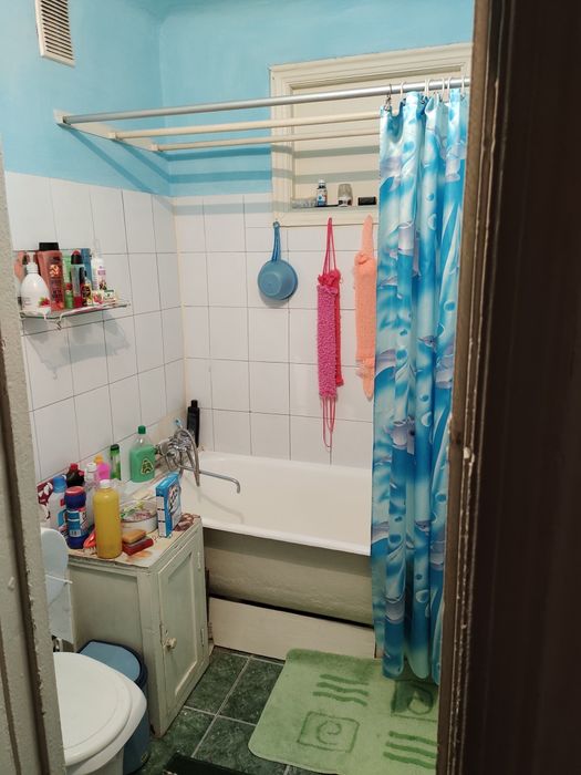 Продам 1.5ку. на площади. В 4х эт. доме .