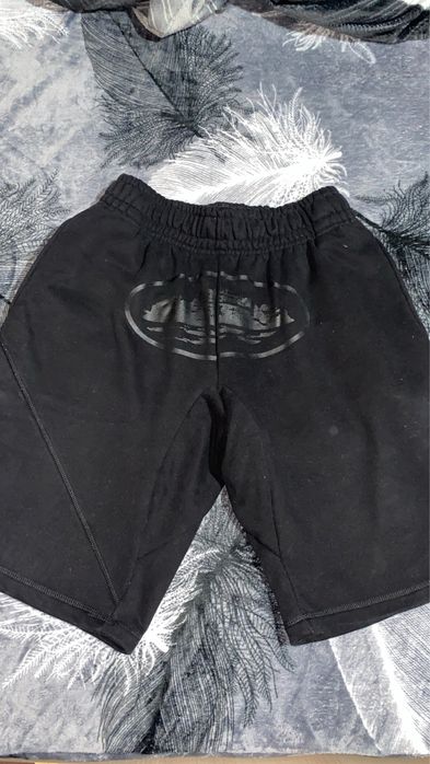 pantaloni negri scurți