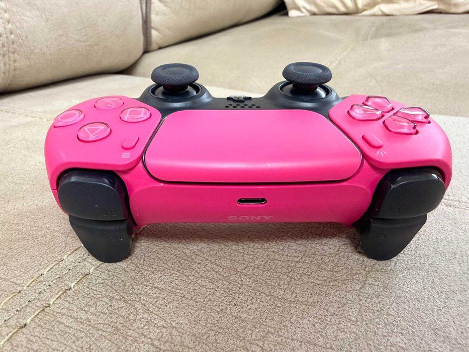 PS5 DualSense контролер – почти нов, розов, с кутия