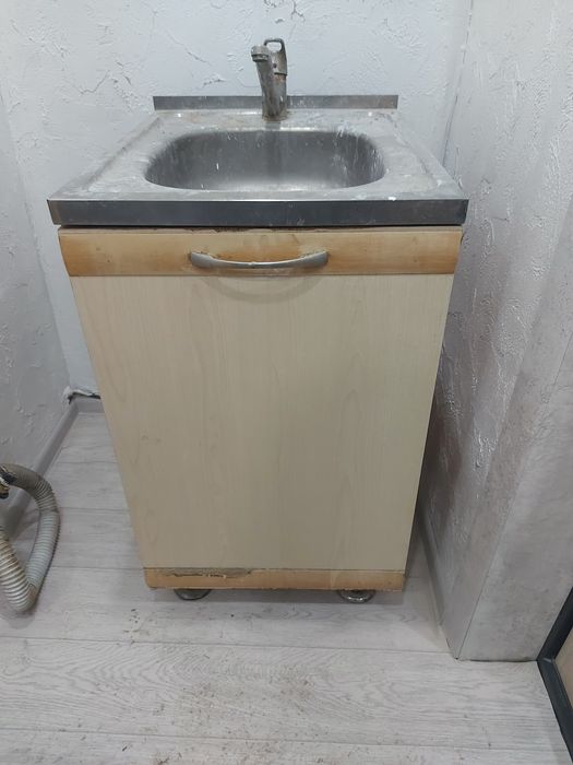 Продам раковину с тумбой