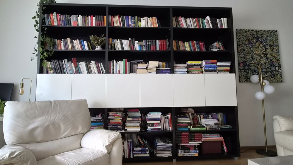 Vand biblioteca si comoda TV