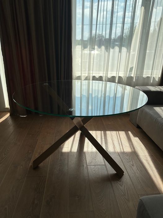 Кръгла стъклена маса