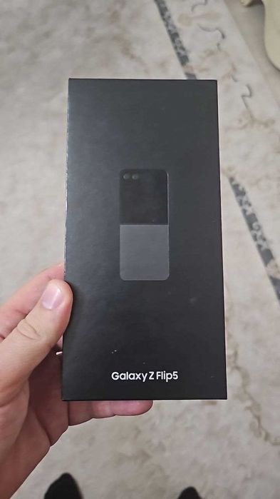 Samsung Z Flip 5 ideal 256 tali qora karobka bor