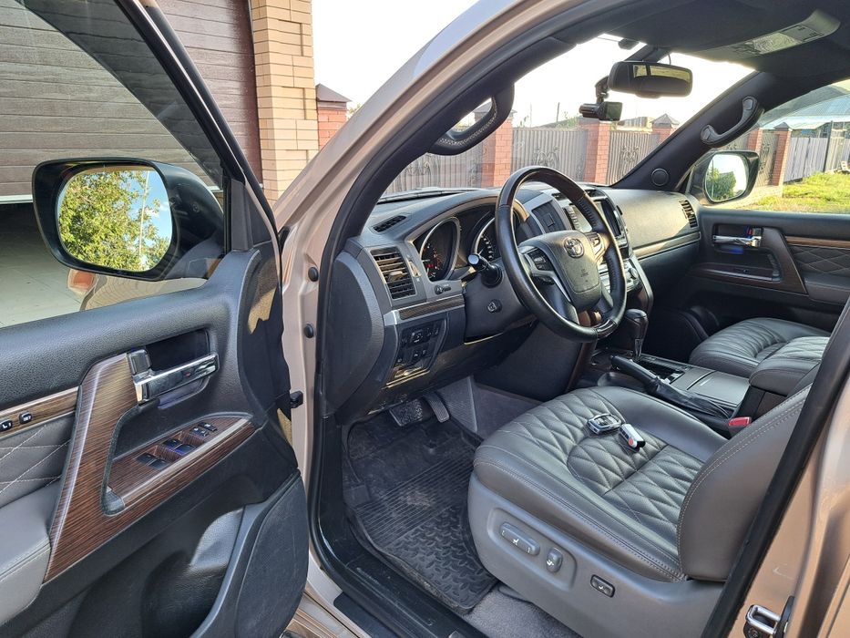 Toyota Land Cruiser 200