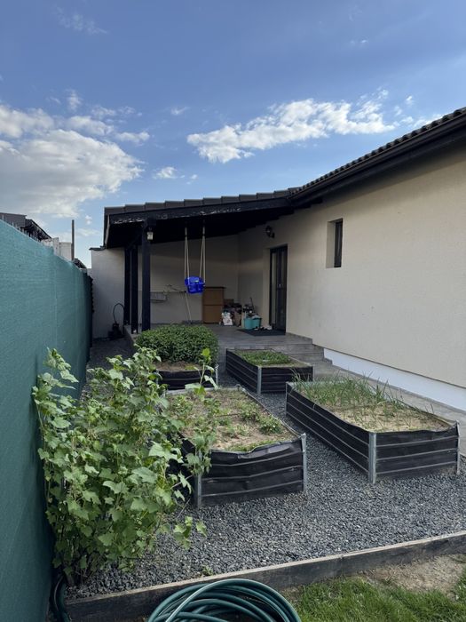 Casa de vânzare pe parter despărțită prin camera tehnica
