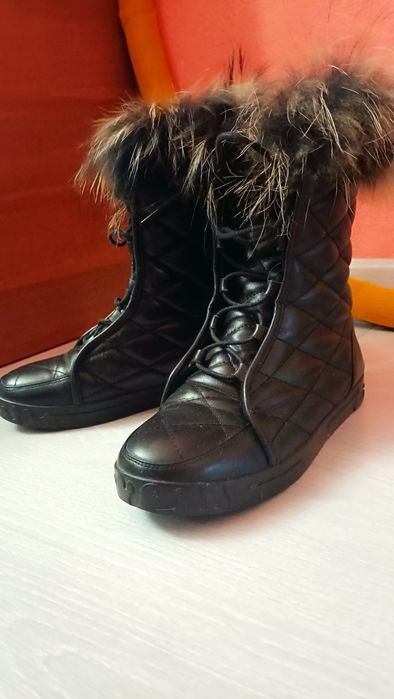 Ботинки с мехом оригинальные.