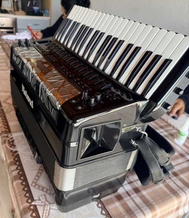 Vand/ Schimb acordeon Roland fr 8 x