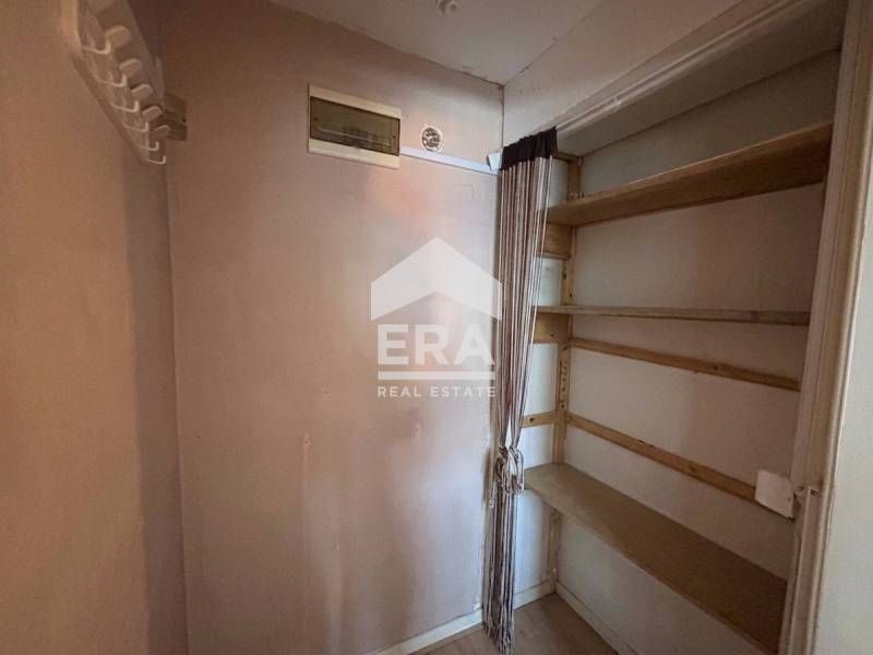 Ексклузивен партерен магазин за продажба, в тухлена сграда в кв. Чайка