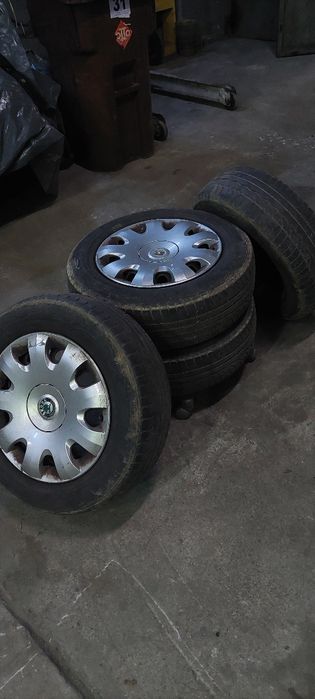 Set 4 roti vara tabla  195/65 R 15 audi vw skoda etc. cu capace originale skoda octavia 2