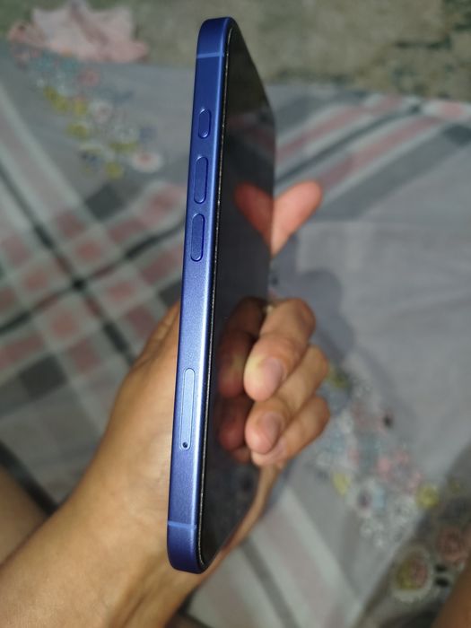 iPhone 16 почти новый, срочно