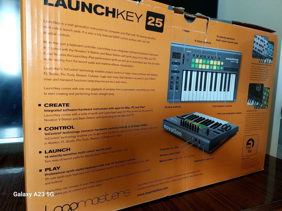 Novation Launchkey 25 MIDI Контролер