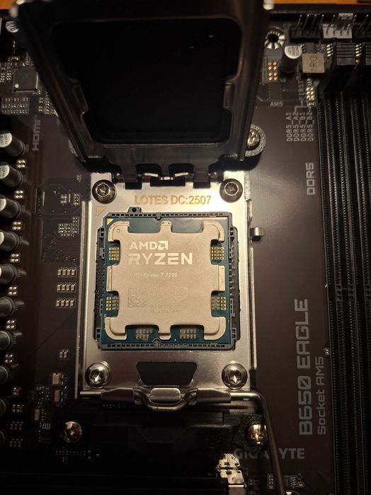 Kit procesor ryzen 7700 placa baza b650 eagle, adata 6000mhz 32gb ddr5