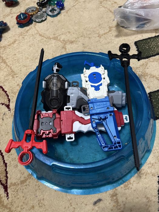 Продаю бейблейд,арену,пускалки