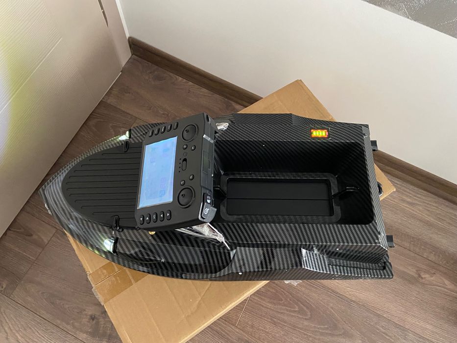 Лодка за захранка Flytec V080