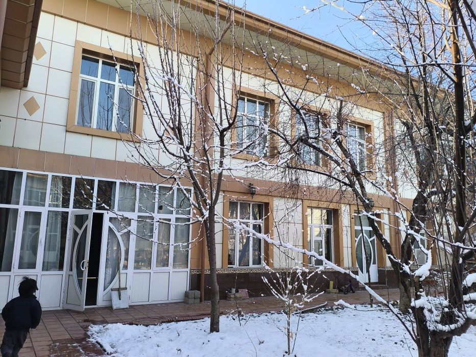 Котта Иттифокда 10 сотихли Икки этажли участка сотилади.12 та хона.