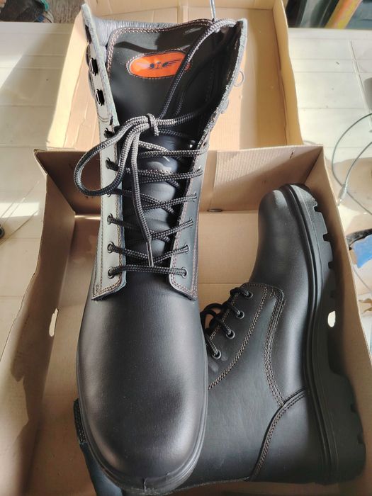 Продавам два чифта работни обувки