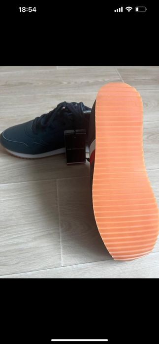 Vând teniși Tommy hilfiger noi