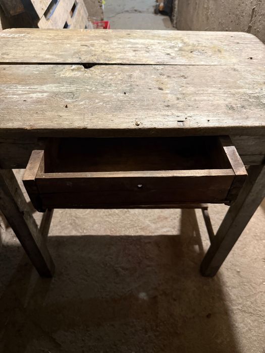 Малка дървена маса