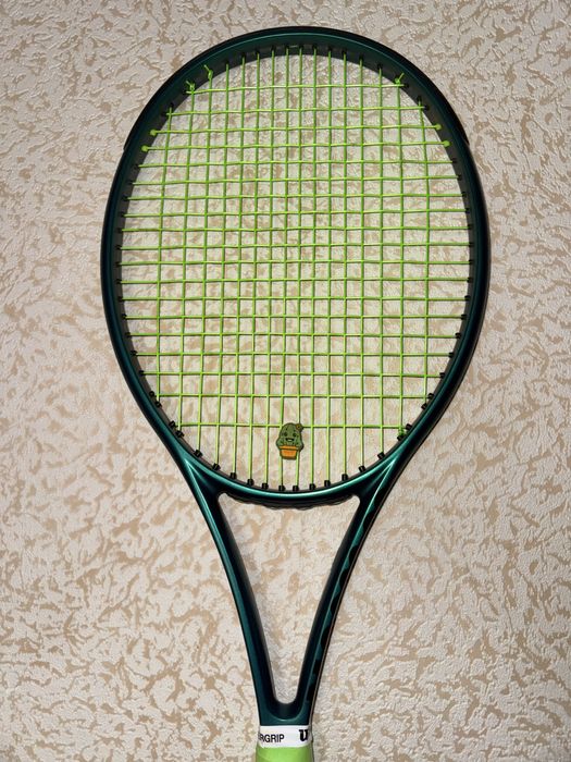 Wilson blade 100 v9 300g [size 4]