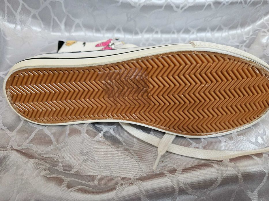 Продават се дамски кецки