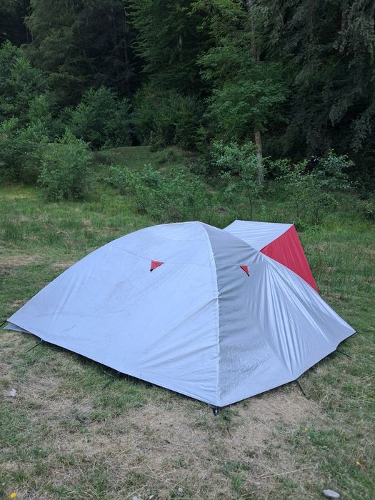 Cort cu supratenta pentru 4 persoane