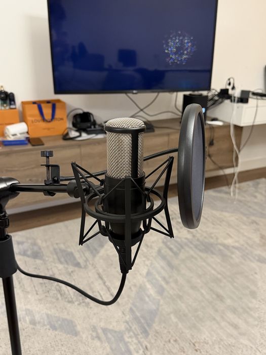 Микрофон AKG p220