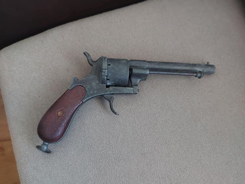 Vând un revolver vechi decorativ