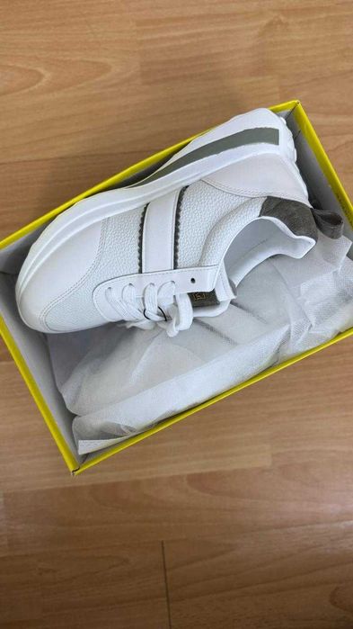 Кроссовки новые .