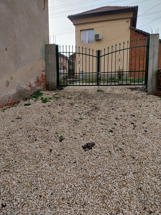 Продавам къща в с.Писарово общ.Искър обл Плевен на 2 етажа ,двор гараж