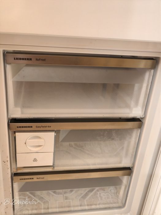 Продавам за части хладилник с фризер