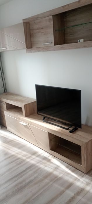 Închiriez apartament cu 3 camere.