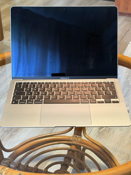 Macbook Air 13'' M1 - 8GB RAM 256 GB Spatiu Stocare - Ca Nou