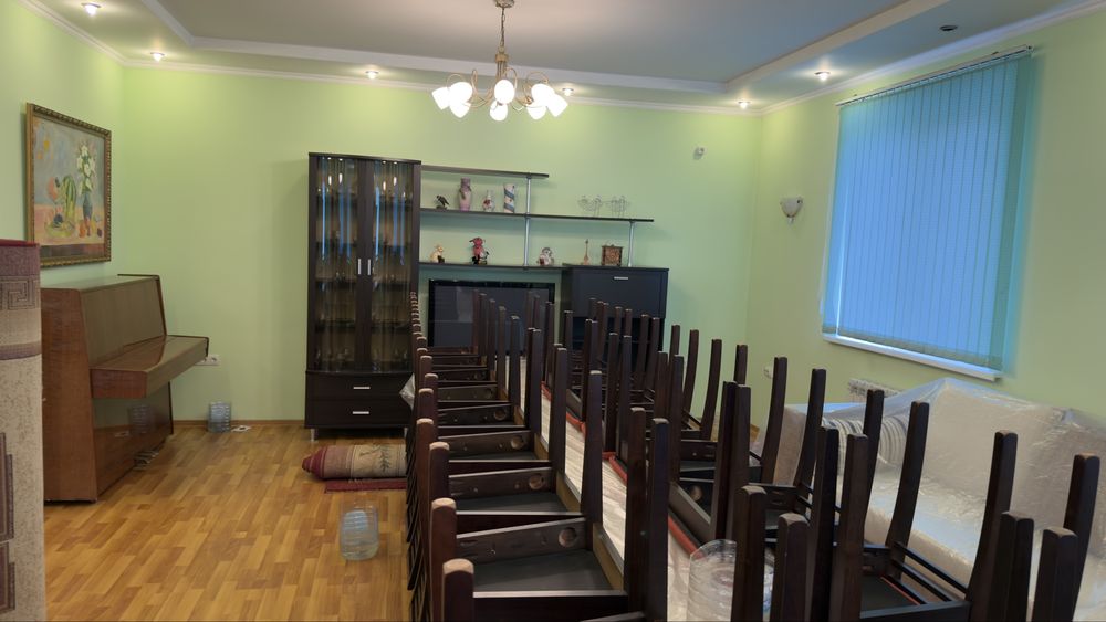 3 стола и 30 стульев