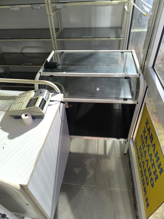 Стелажи и щанд маси за магазин