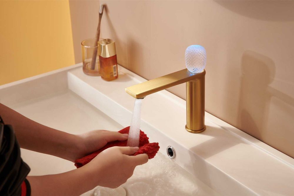 Луксозен смесител за мивка със светеща кристална глава W153