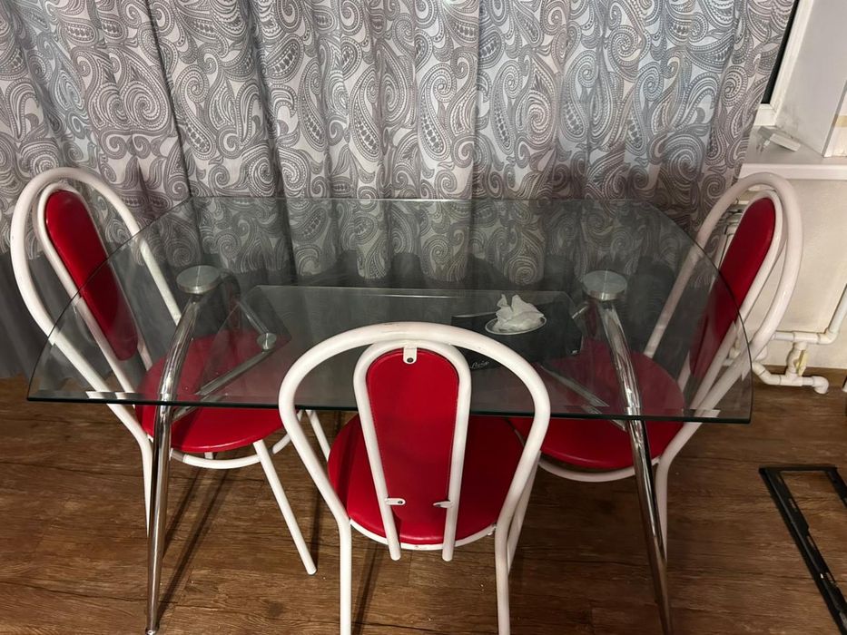 Стол с тремя стулами