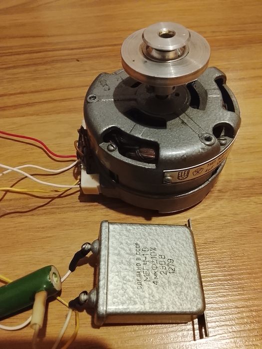 Vând motor pentru magnetofon Mayak-203..