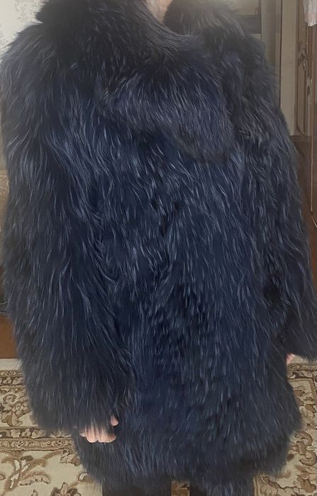 Роскошная шуба из енота.