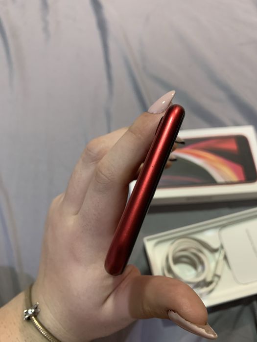 IPhone SE 2020 - червен 64 GB в отлично състояние